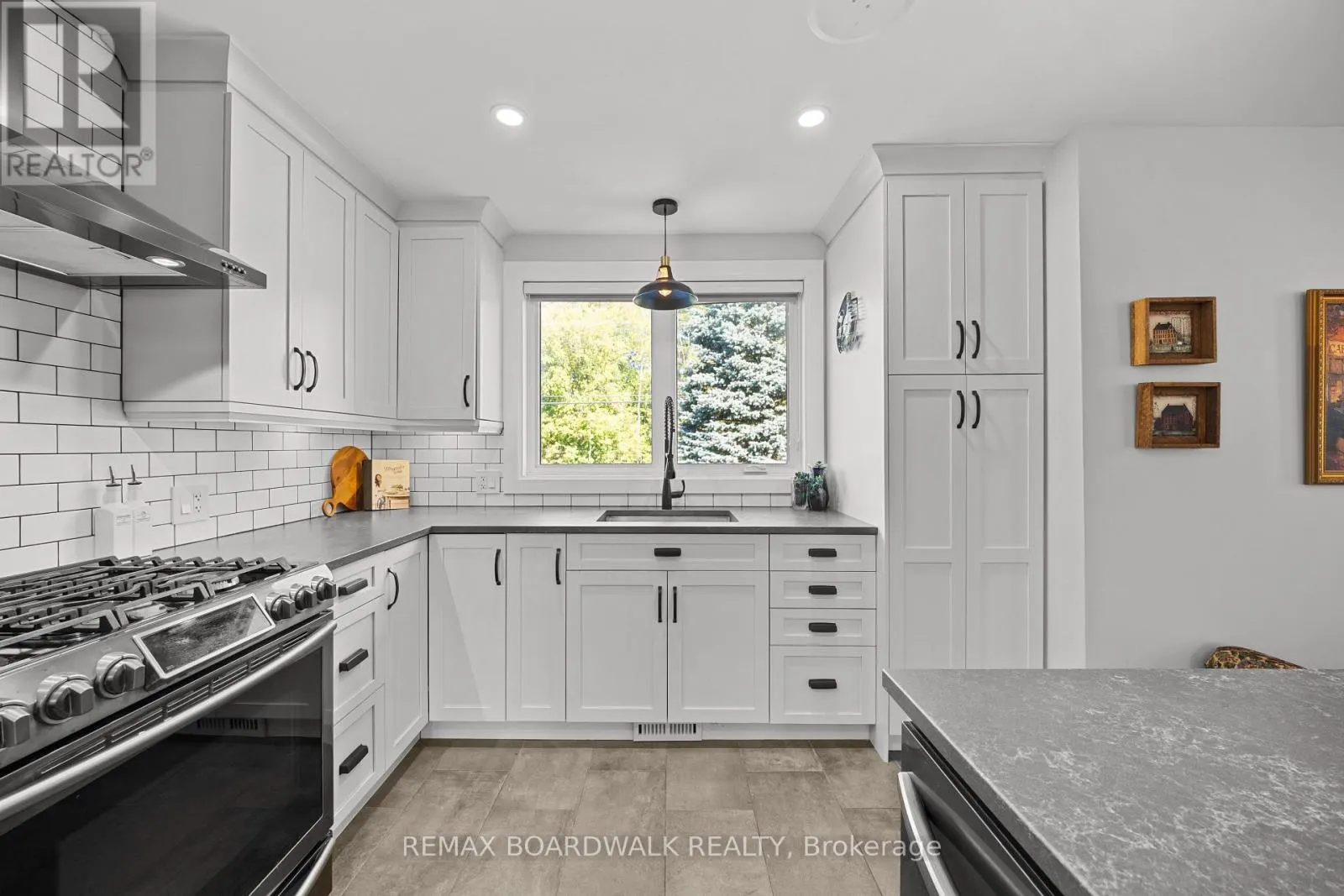2187 DES PINS STREET