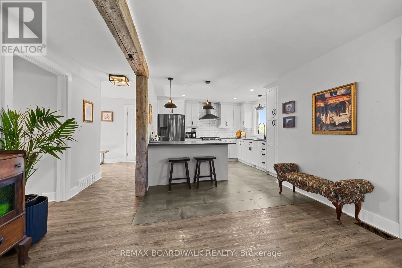 2187 DES PINS STREET