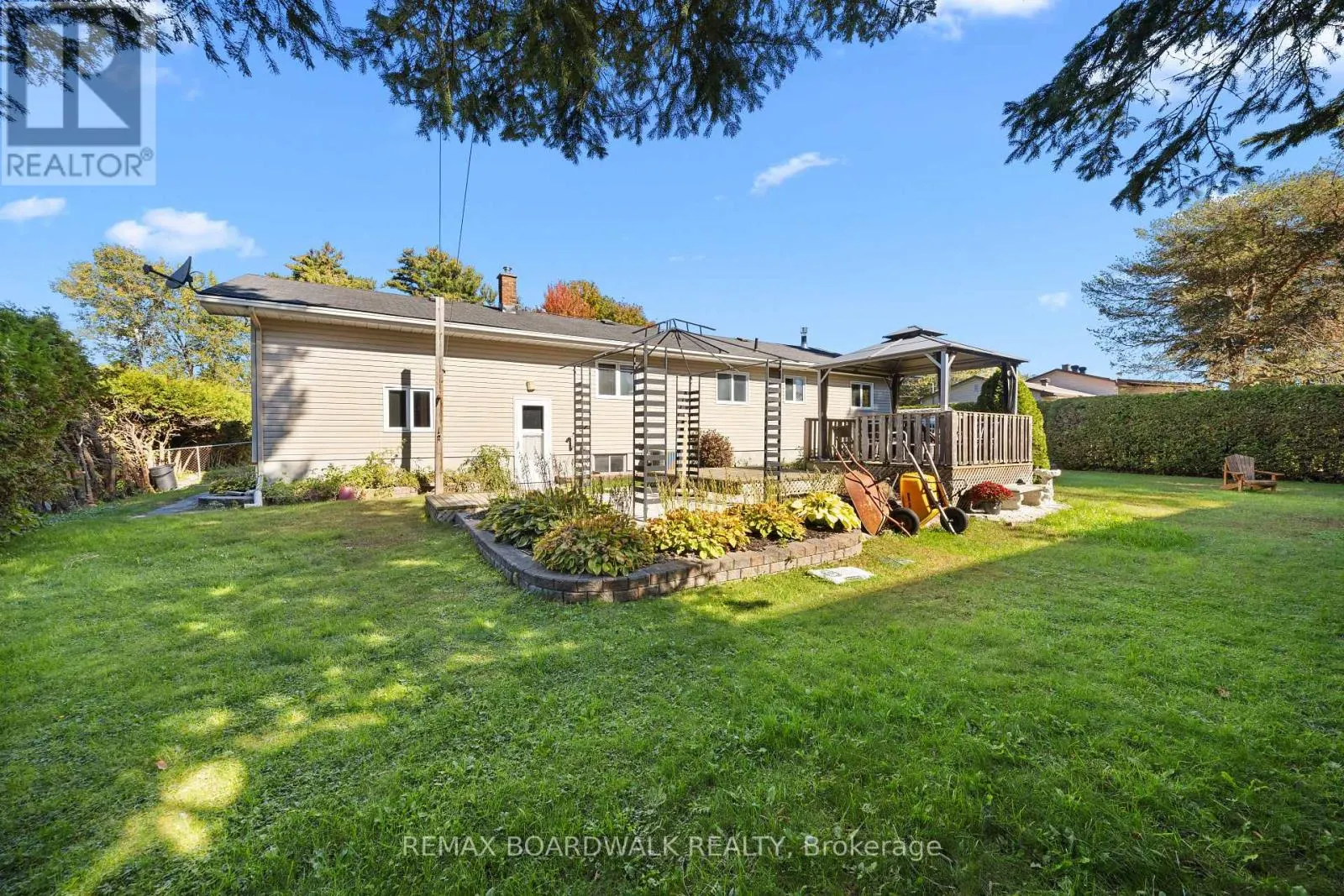 2187 DES PINS STREET
