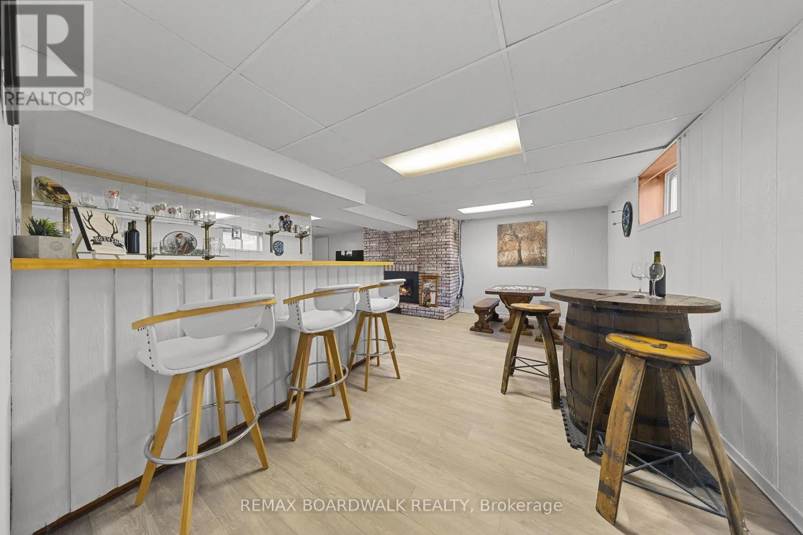 2187 DES PINS STREET