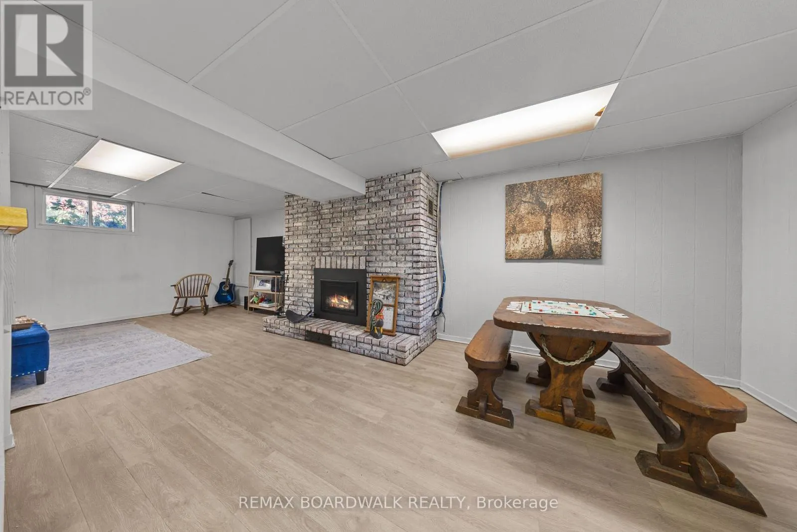 2187 DES PINS STREET