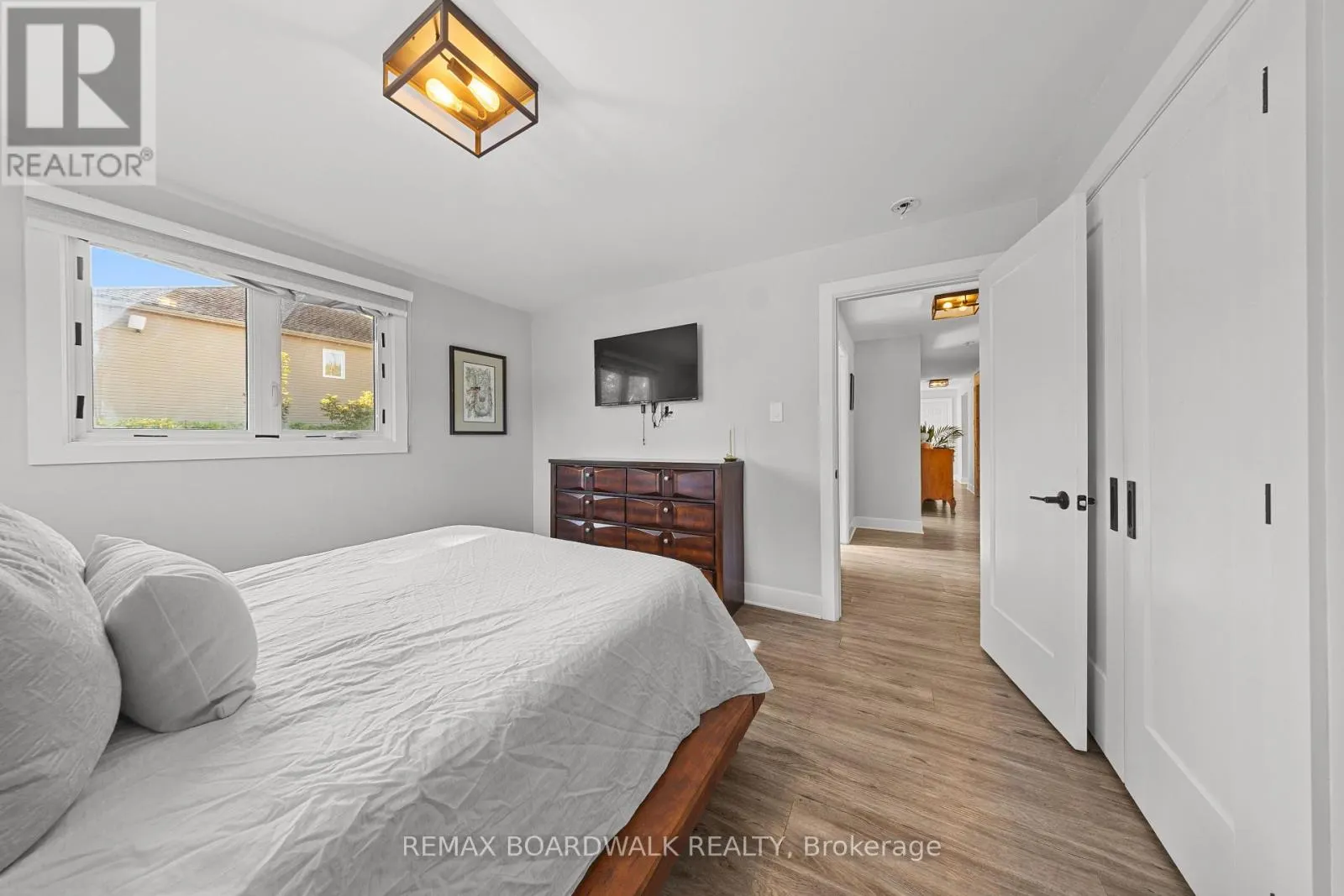 2187 DES PINS STREET