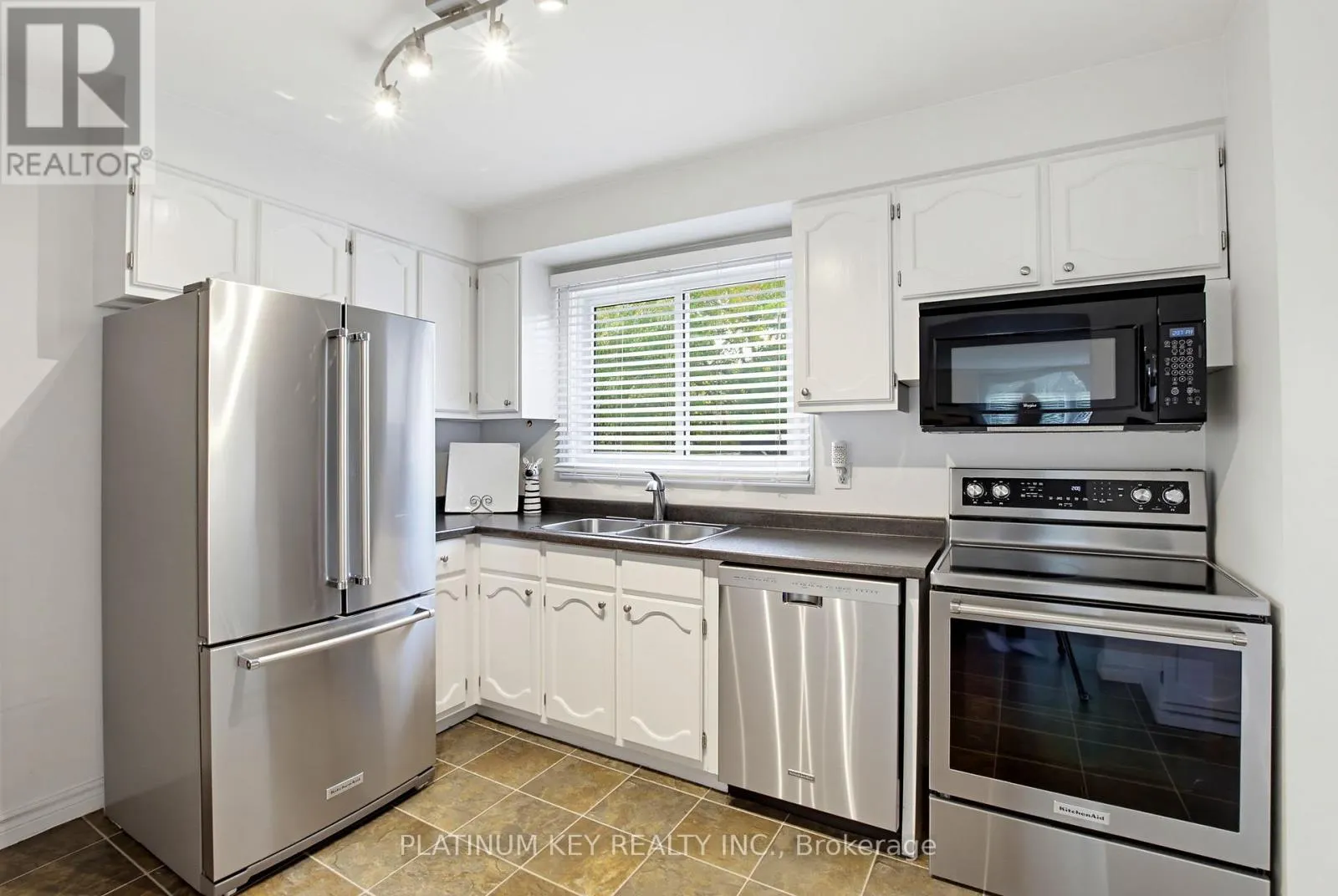 12 - 1328 COMMISSIONERS ROAD W #12