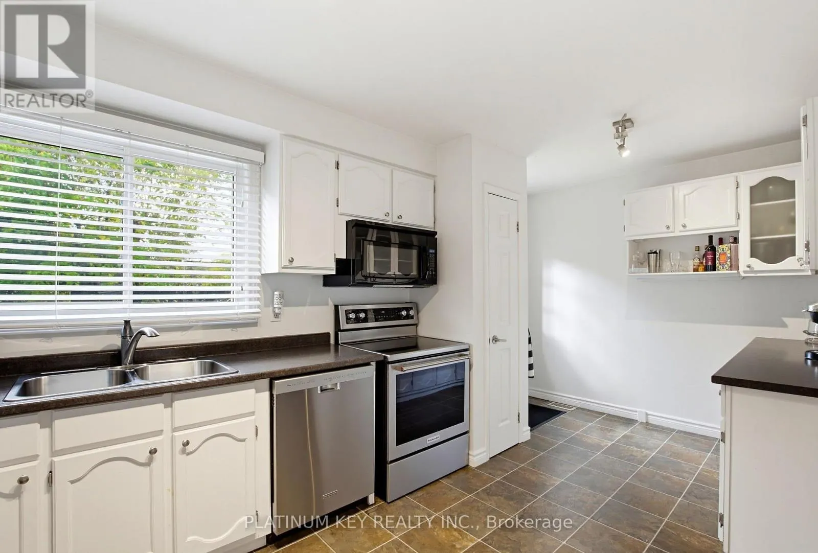 12 - 1328 COMMISSIONERS ROAD W #12
