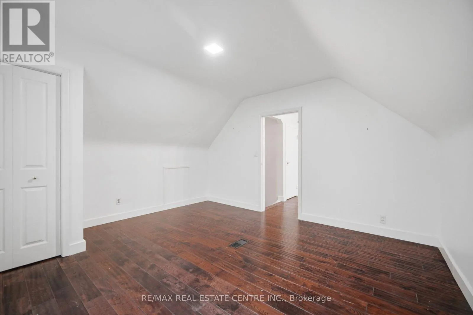 4 LINCOLN CRESCENT