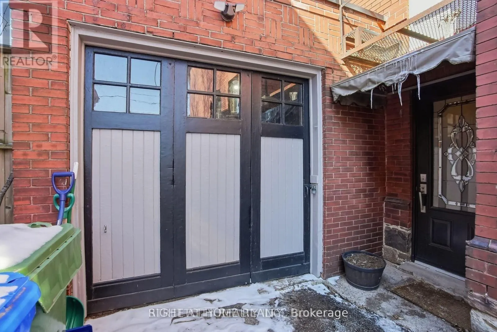 24 HINCKS STREET