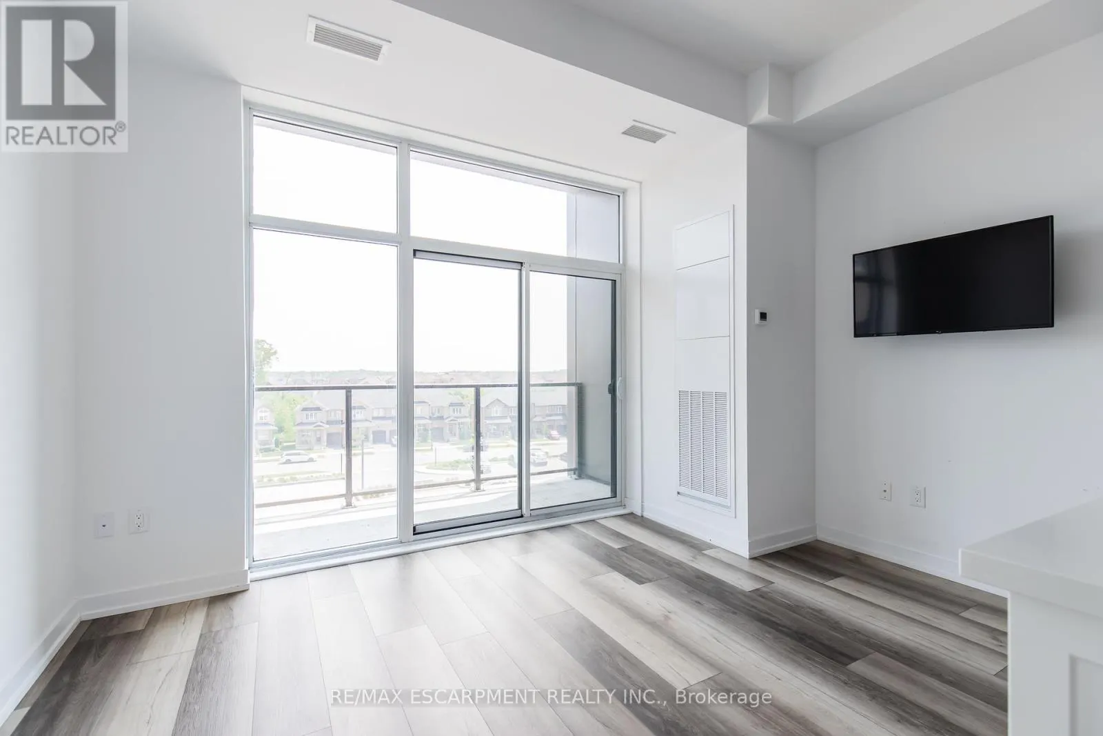416 - 450 DUNDAS STREET E