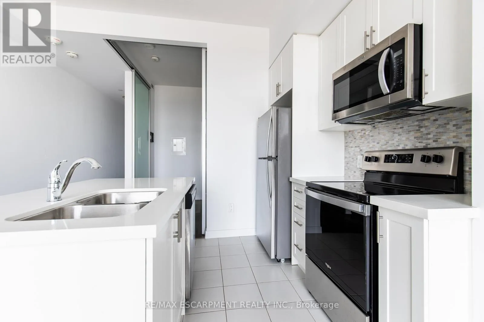 416 - 450 DUNDAS STREET E