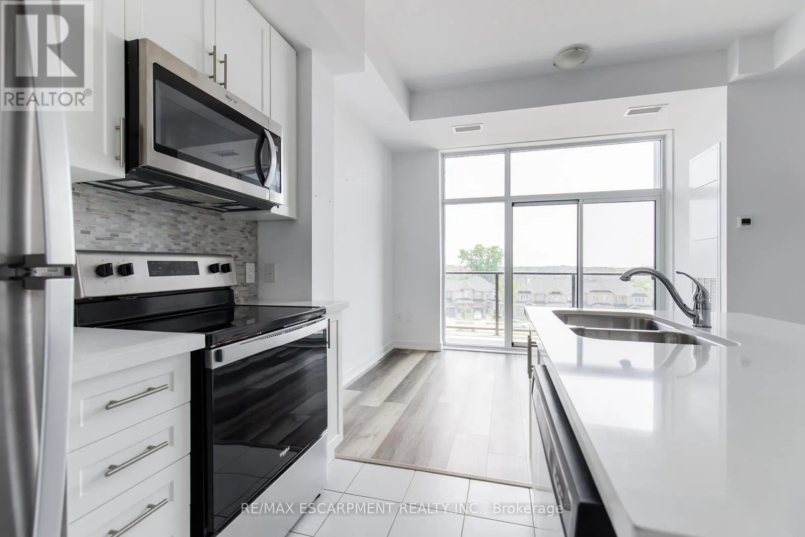 416 - 450 DUNDAS STREET E