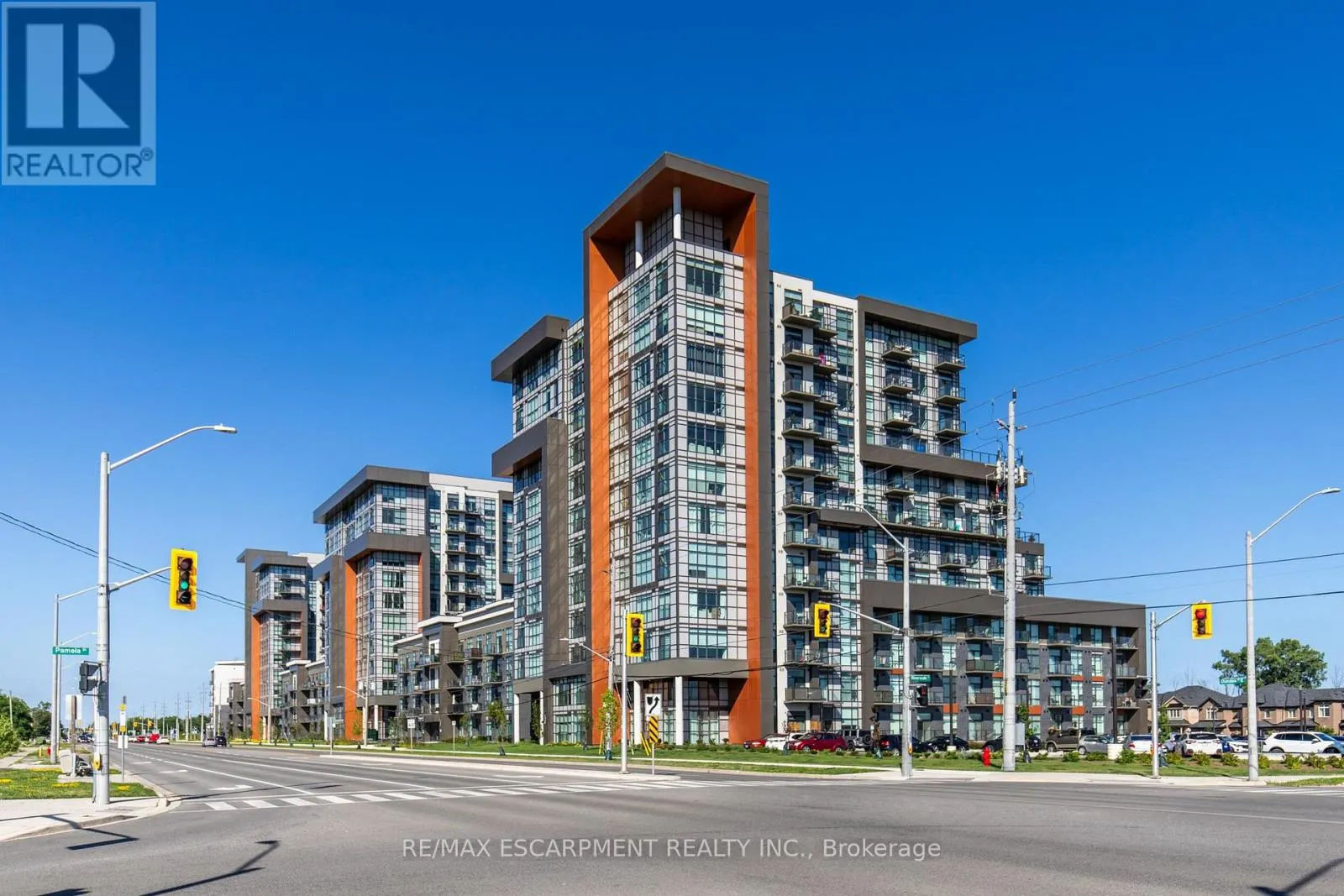 416 - 450 DUNDAS STREET E