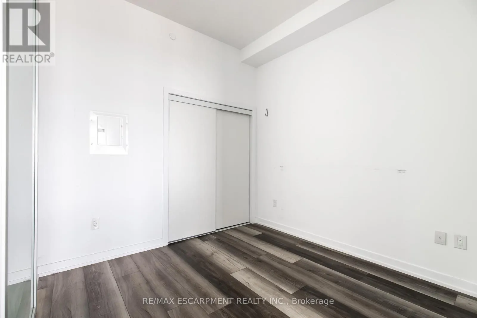 416 - 450 DUNDAS STREET E