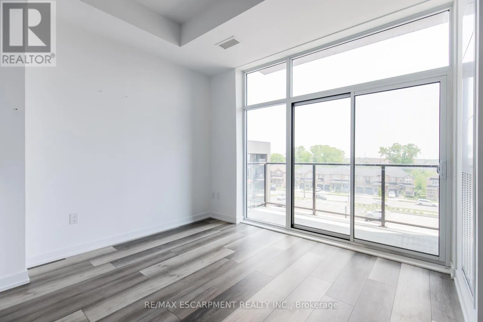 416 - 450 DUNDAS STREET E