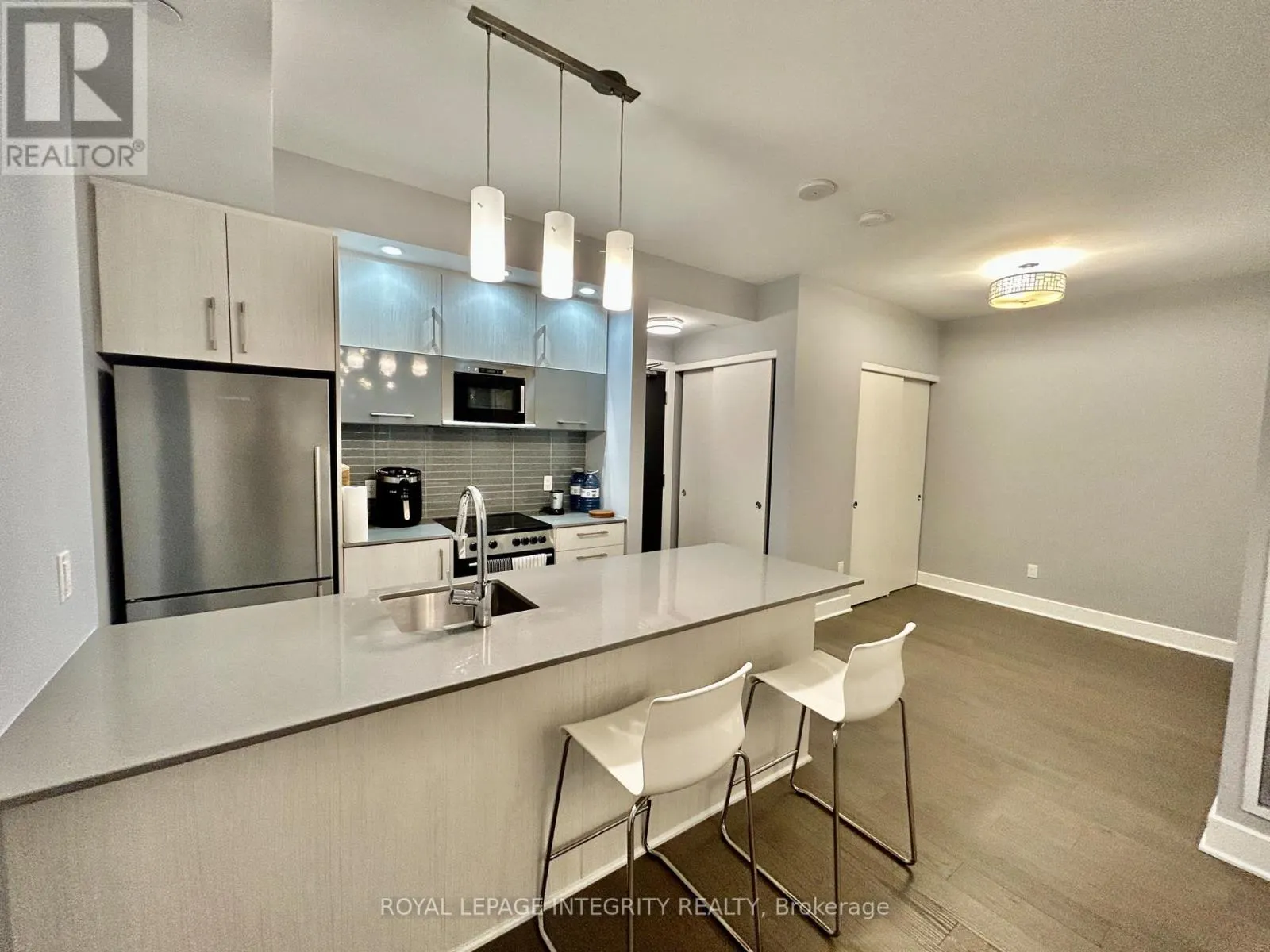 506 - 255 BAY STREET