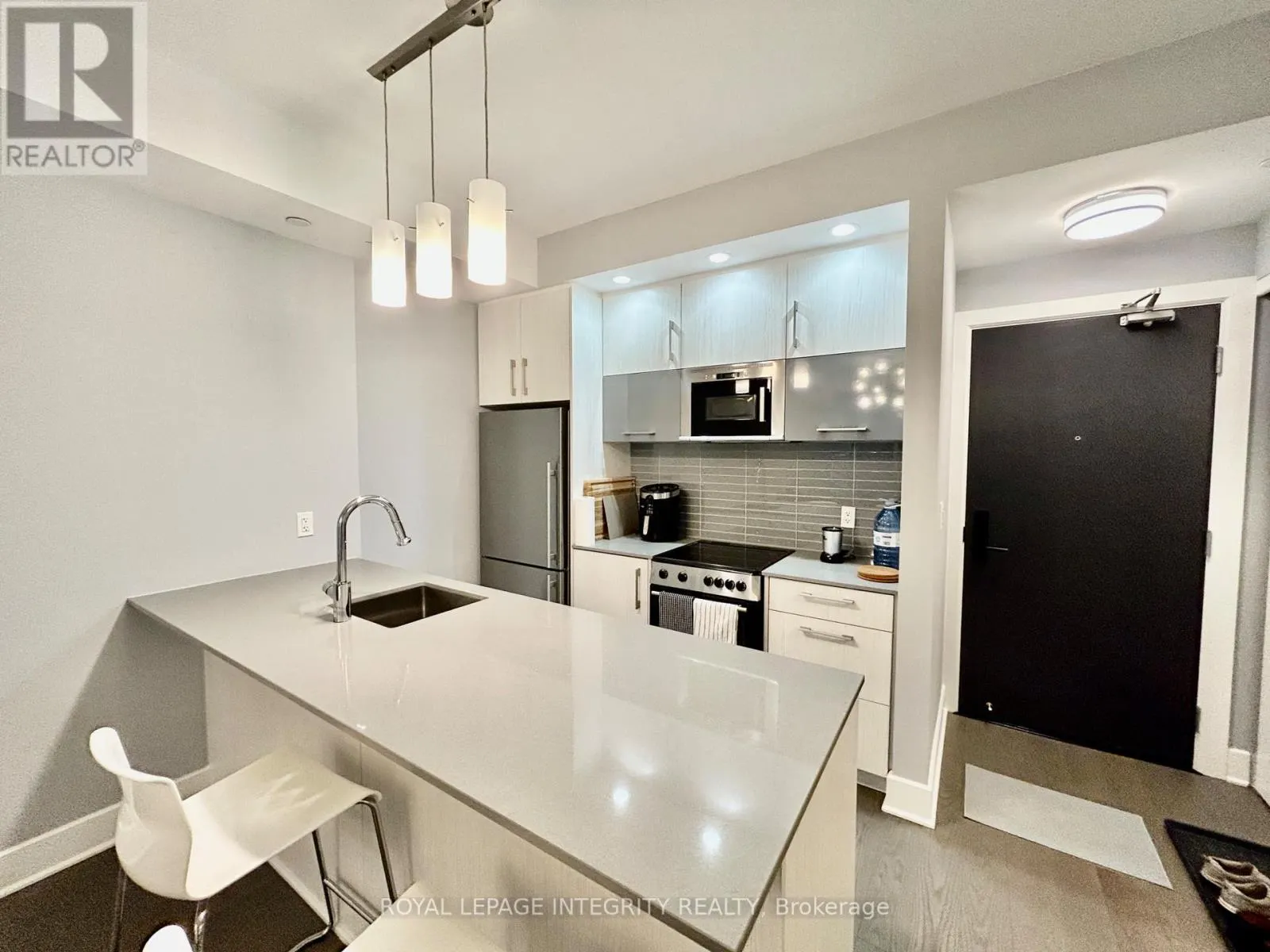 506 - 255 BAY STREET