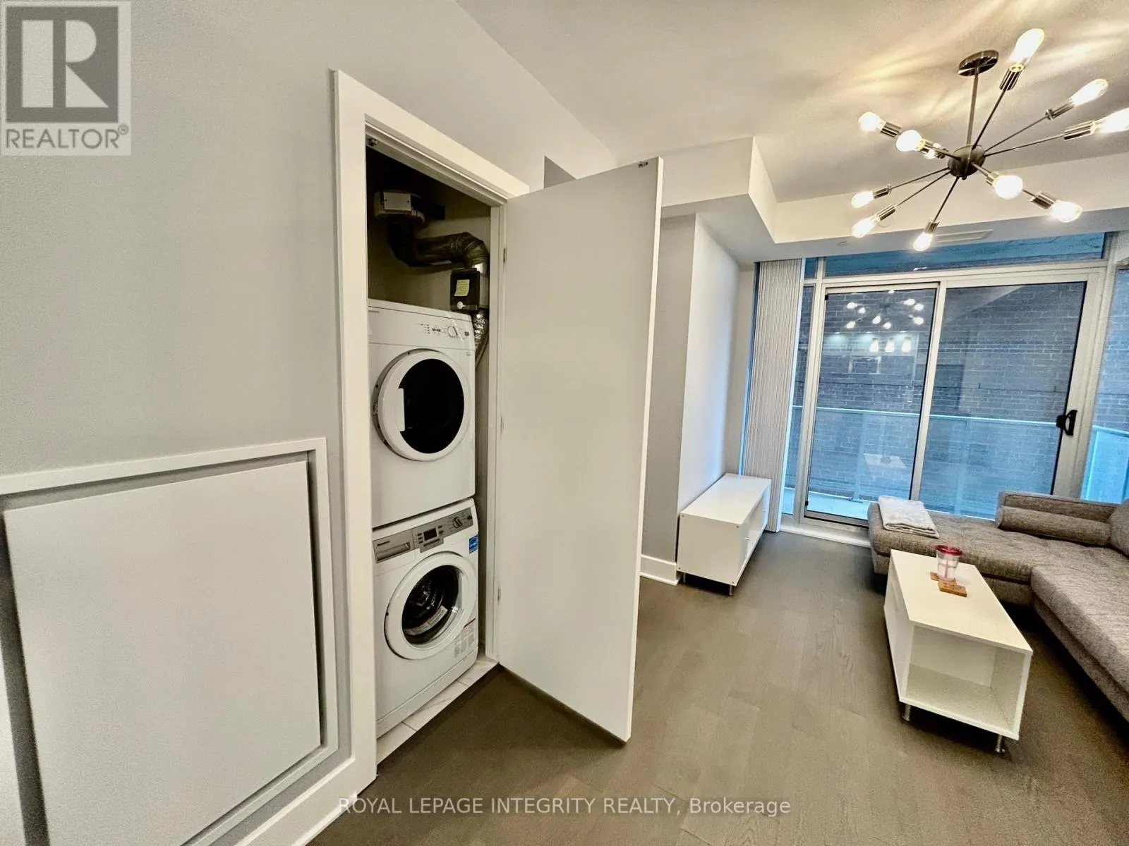 506 - 255 BAY STREET
