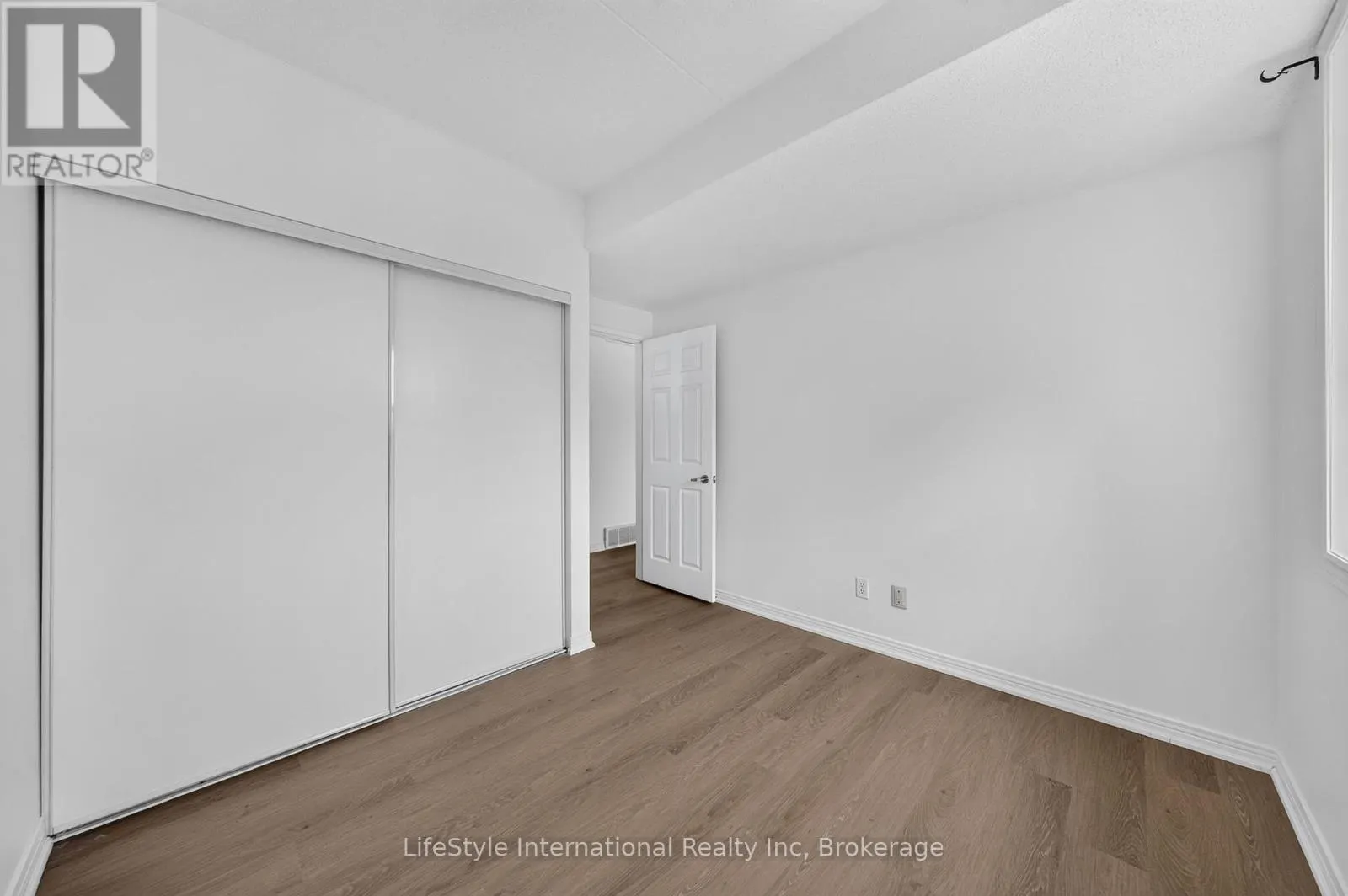 205 - 208 SILVERCREEK PARKWAY N #205