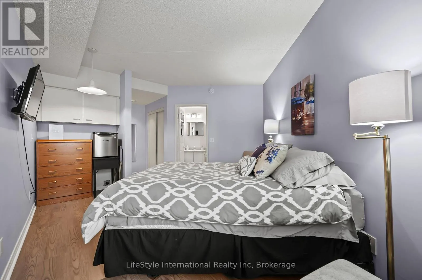 205 - 208 SILVERCREEK PARKWAY N #205