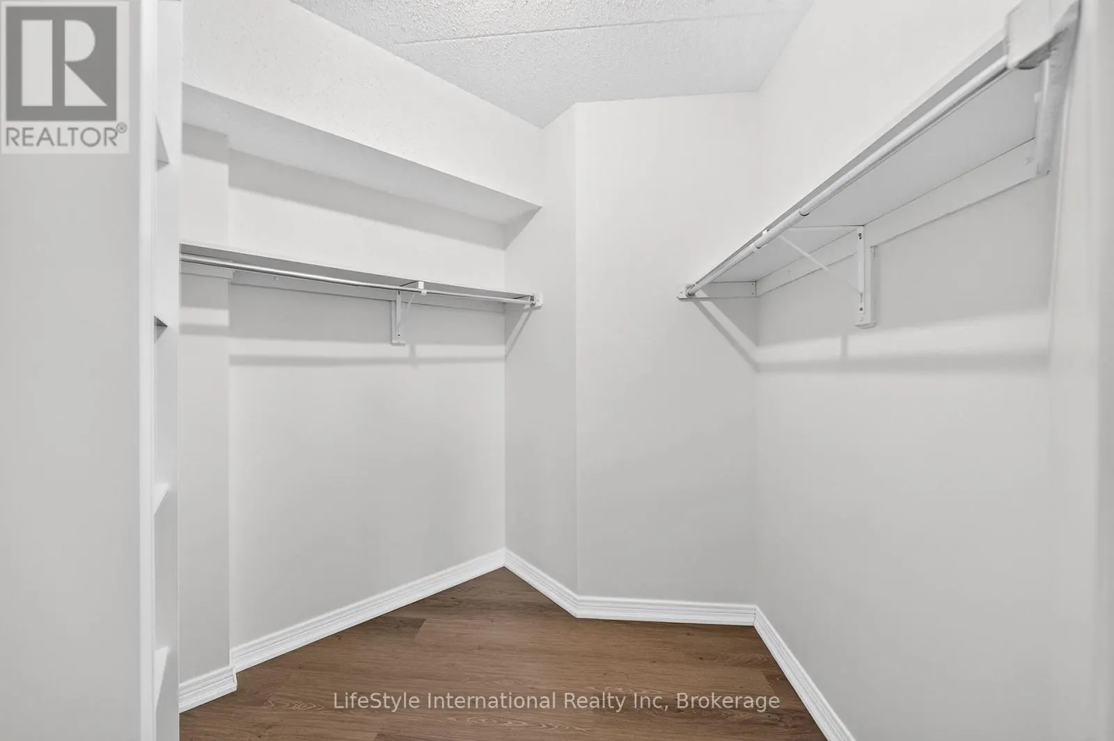 205 - 208 SILVERCREEK PARKWAY N #205