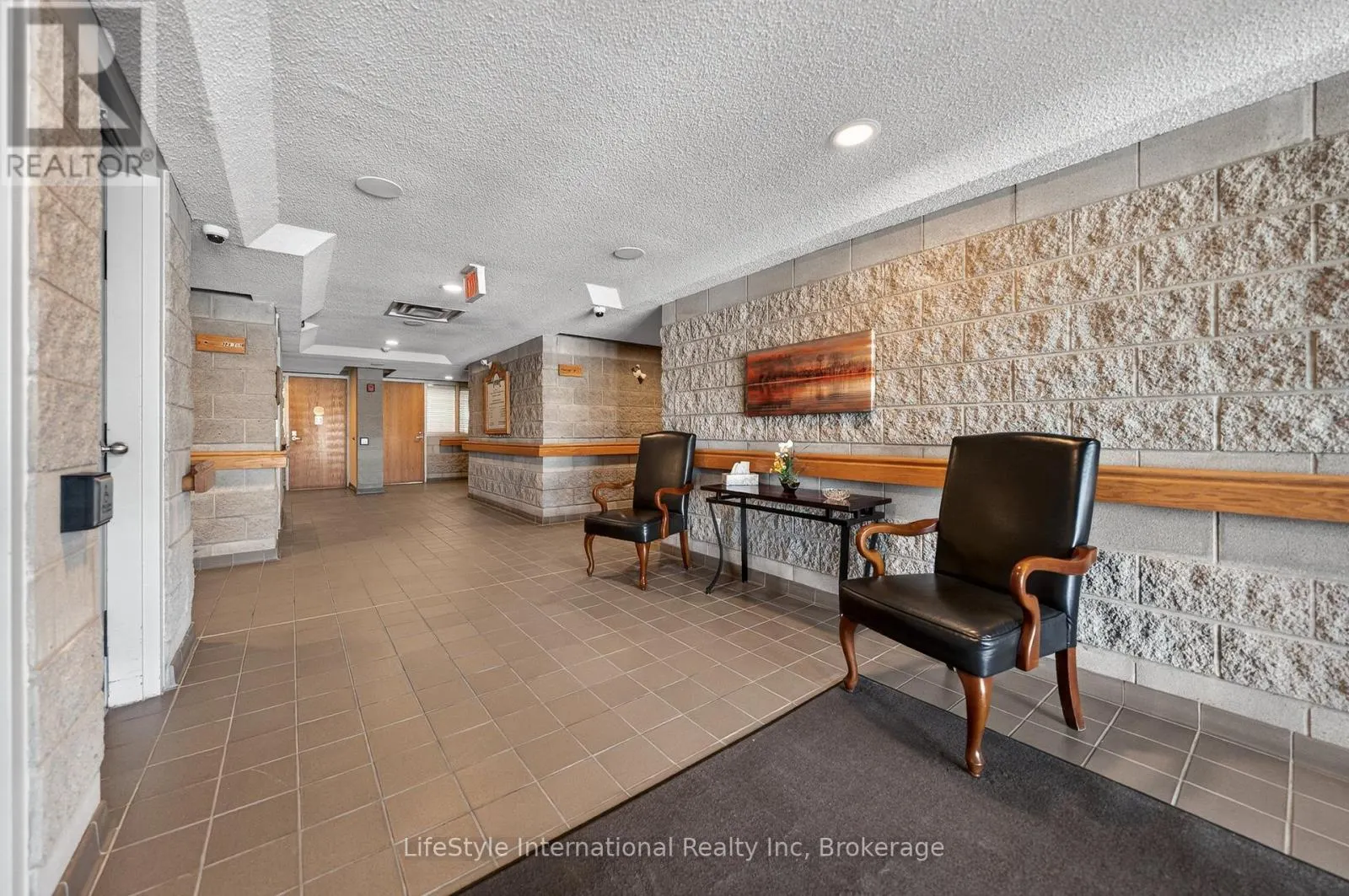 213 - 208 SILVERCREEK PARKWAY N #213