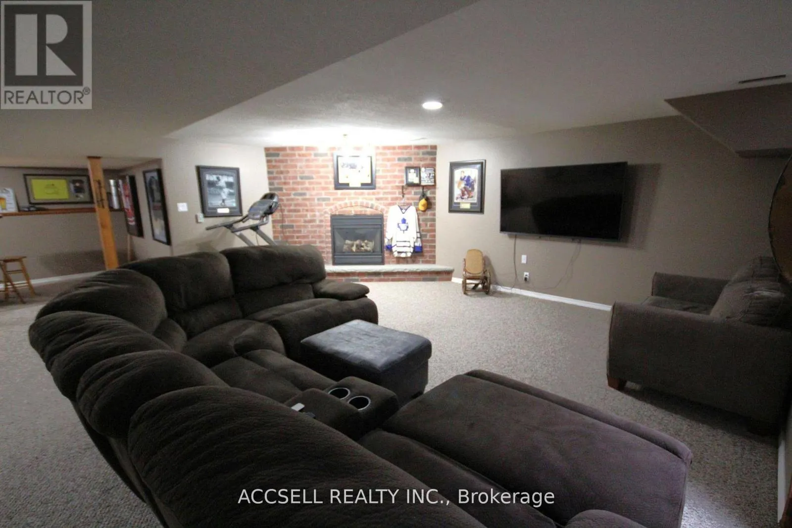 635 HIGHVIEW DRIVE