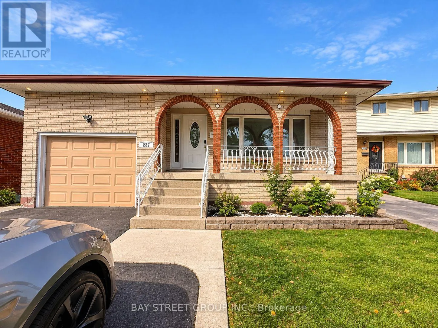 UPPER LEVEL - 237 LAWNHURST COURT
