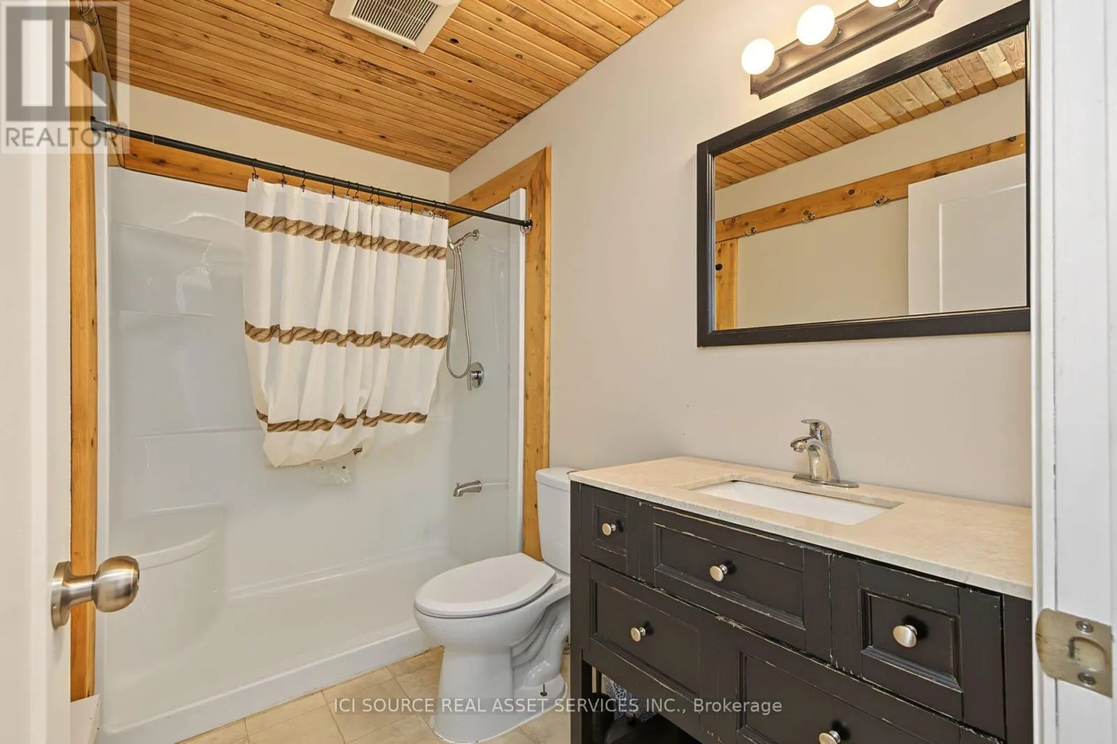 3 WOODLAND LANE