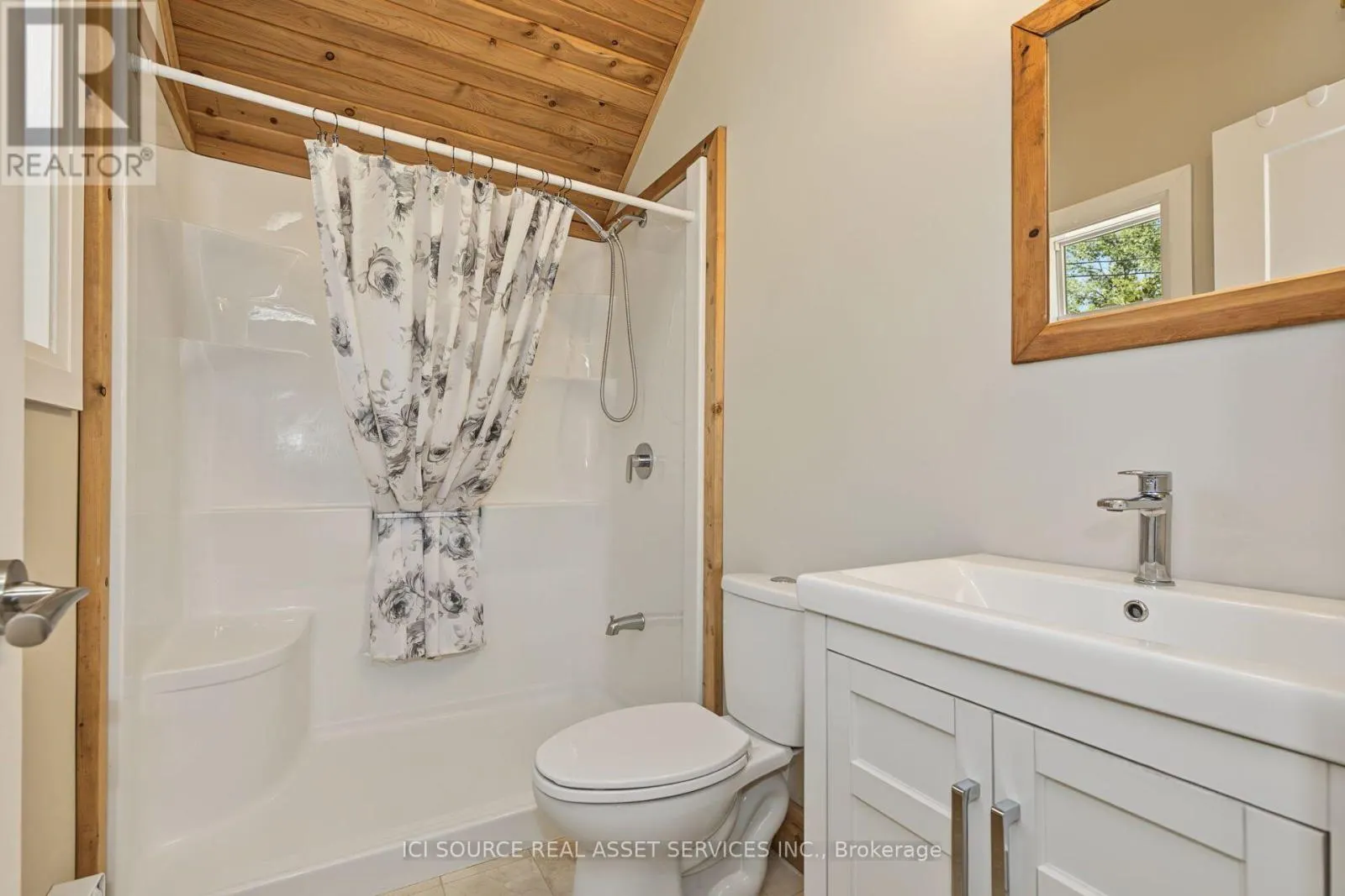 3 WOODLAND LANE
