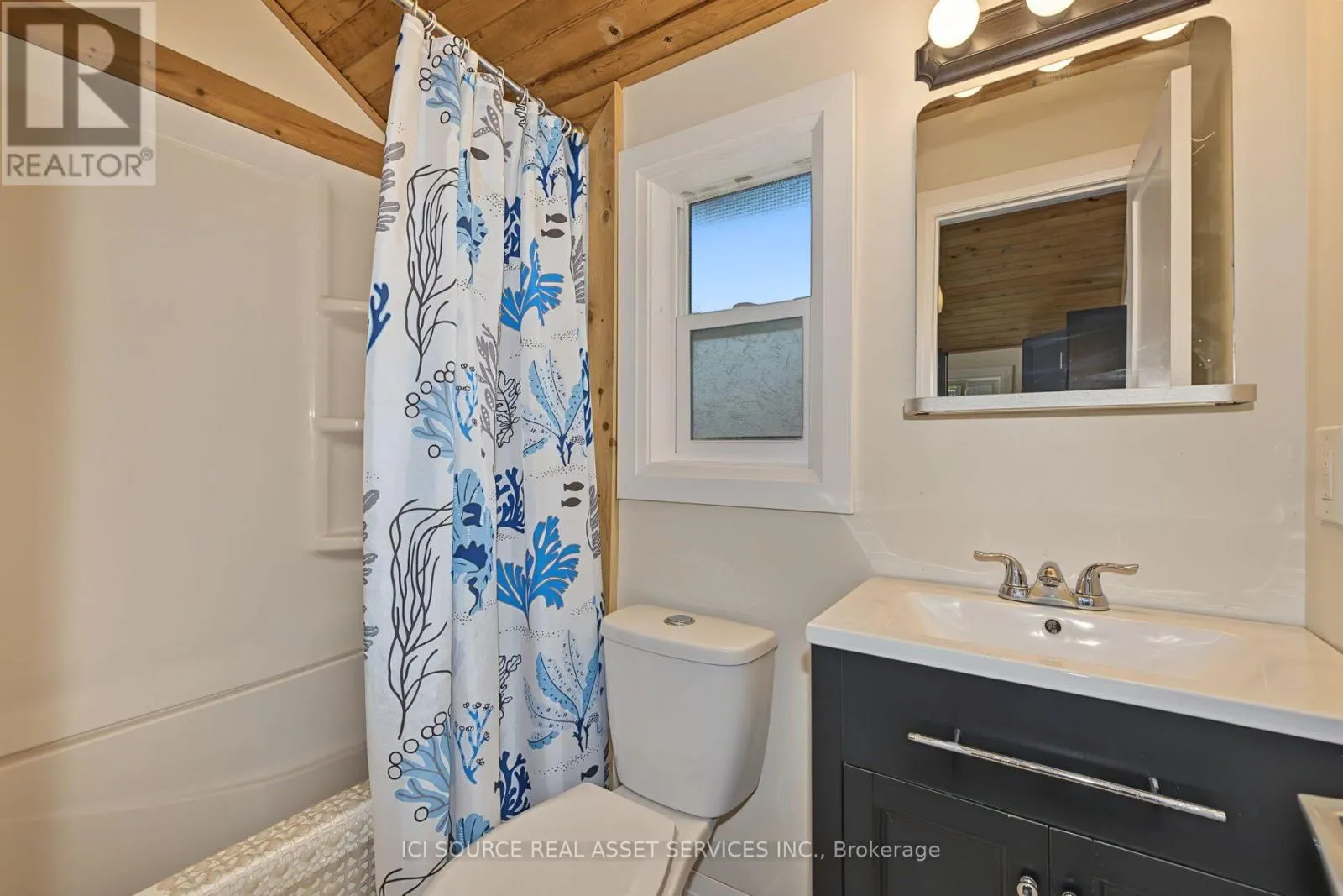 3 WOODLAND LANE