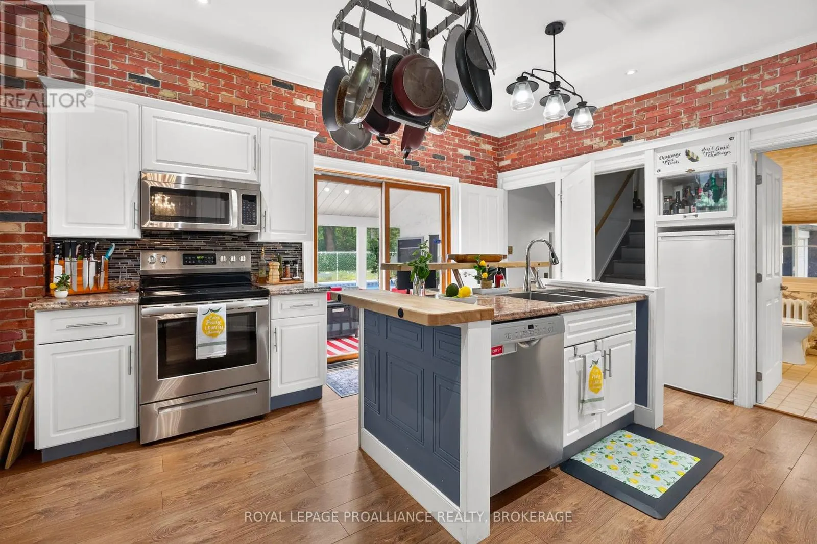 223 KING STREET W