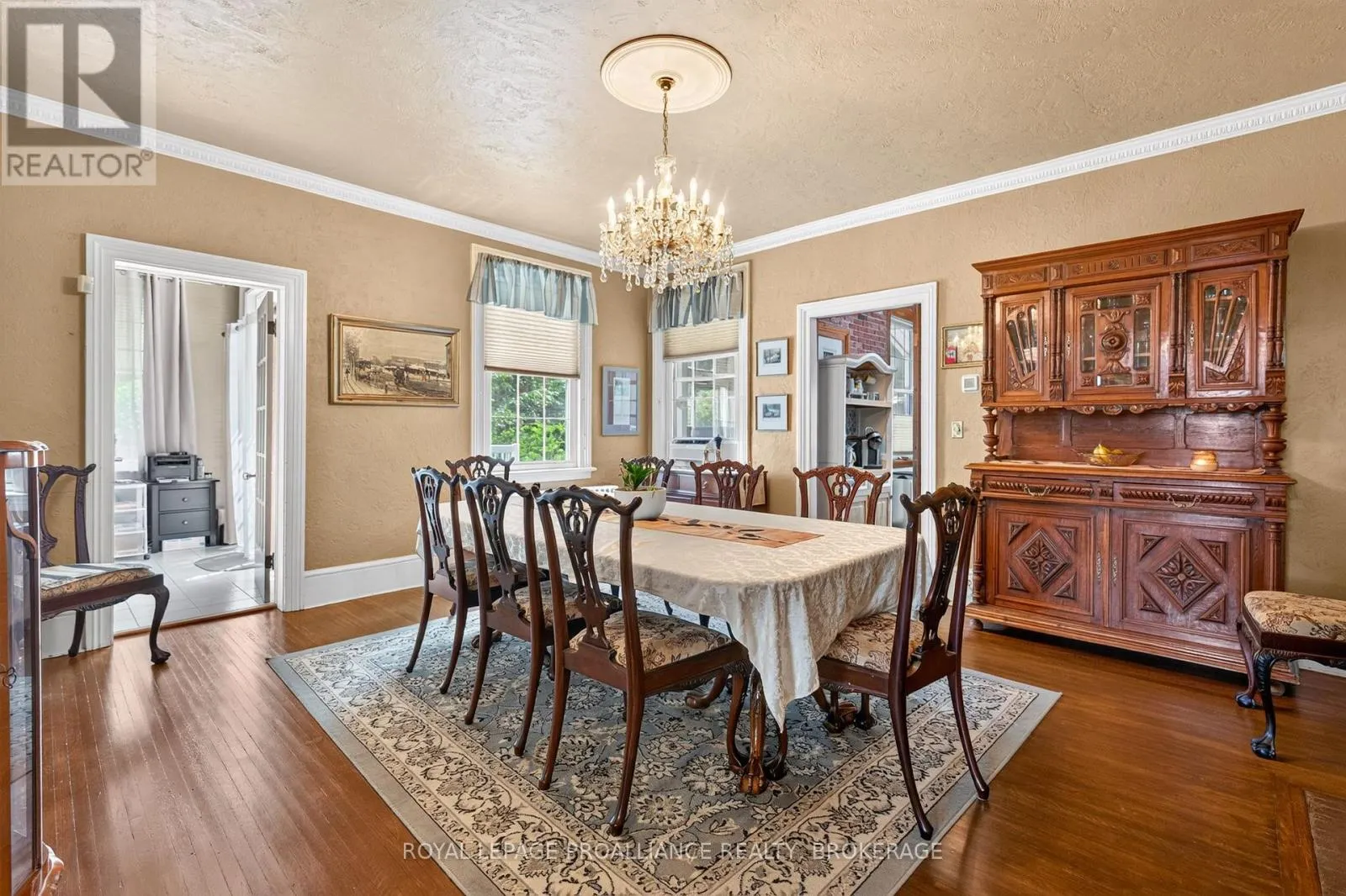 223 KING STREET W
