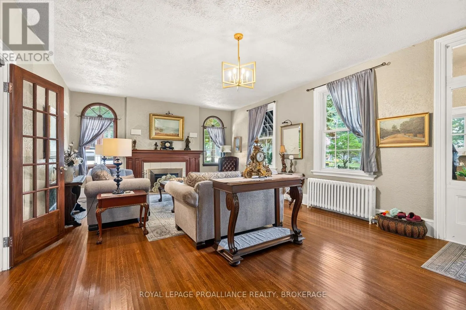 223 KING STREET W