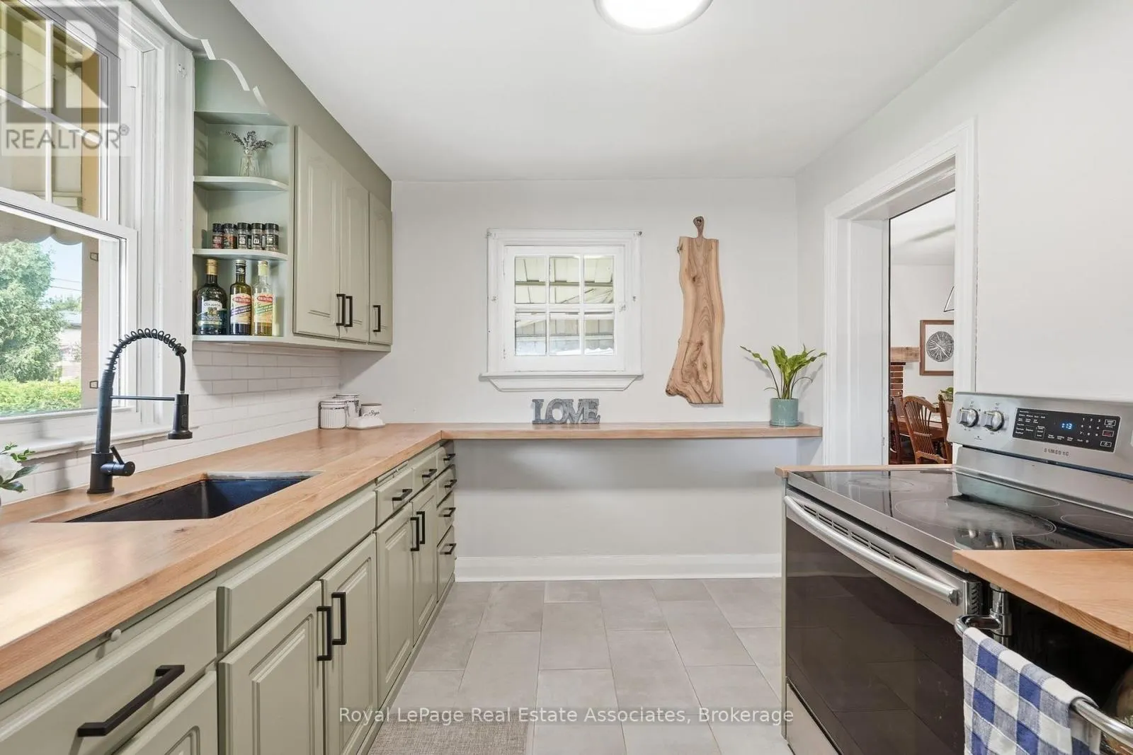 96 HUXLEY AVENUE S