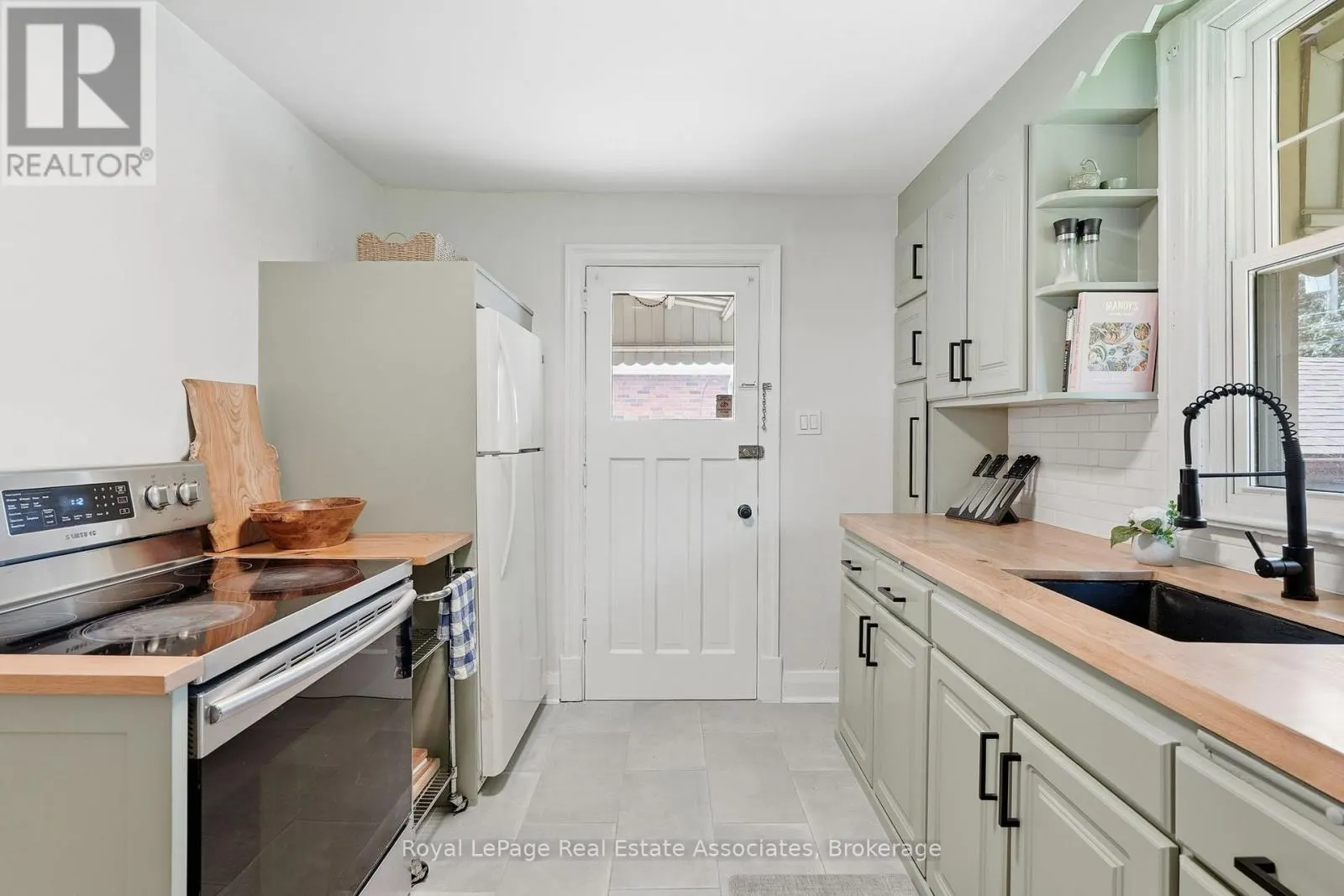 96 HUXLEY AVENUE S