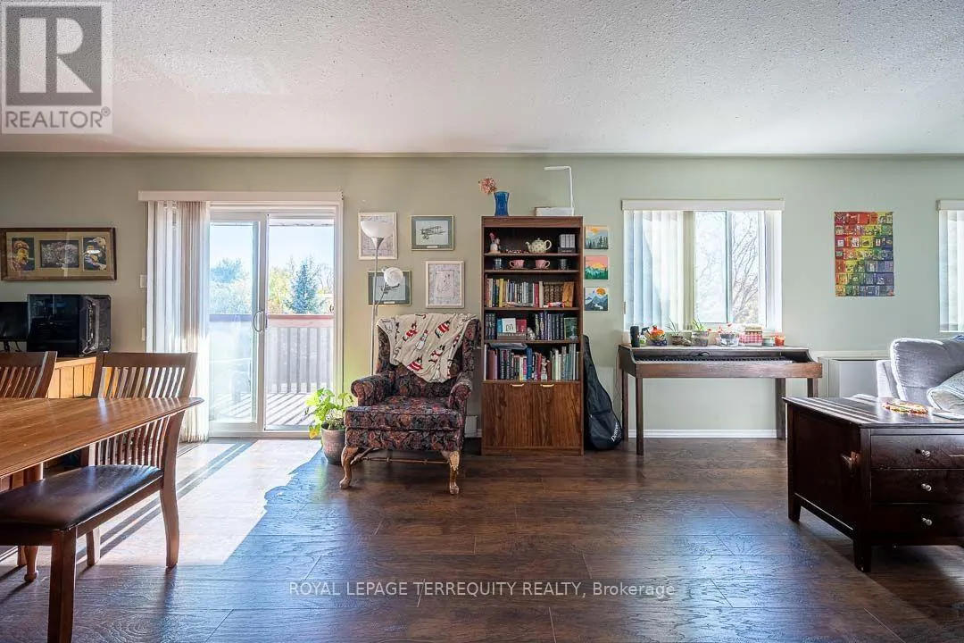 211 - 475 PARKHILL ROAD W