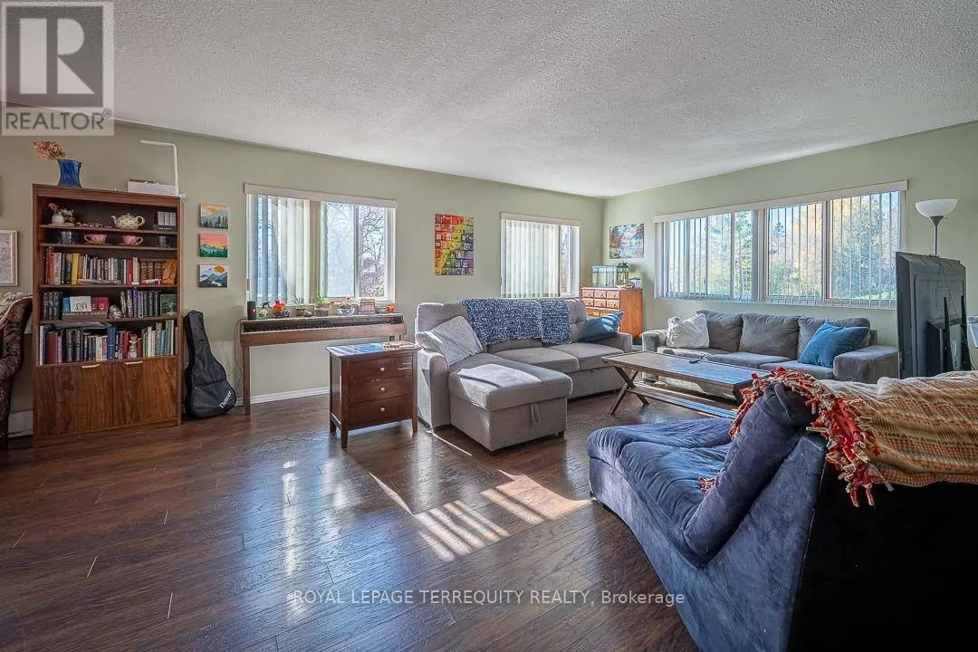 211 - 475 PARKHILL ROAD W