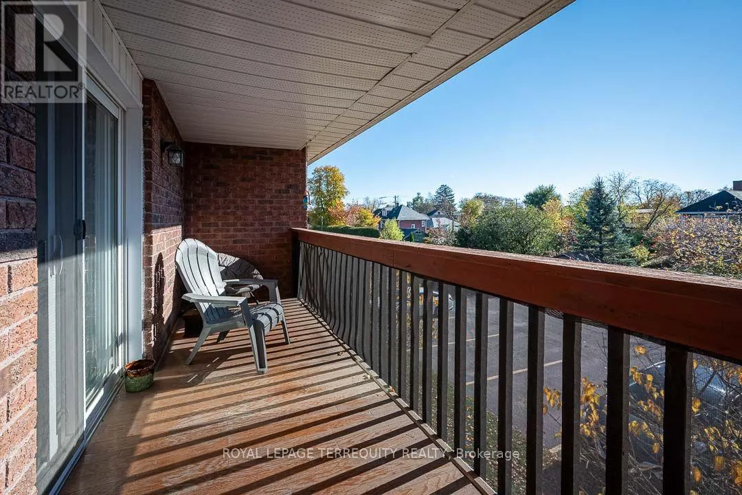 211 - 475 PARKHILL ROAD W