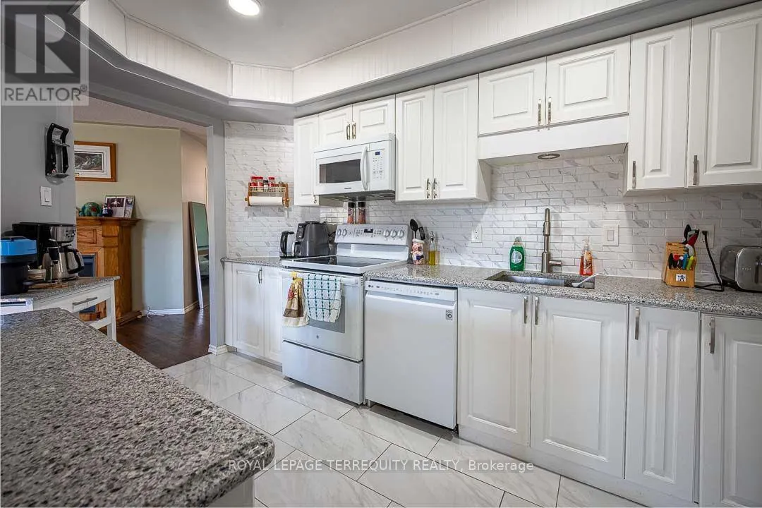 211 - 475 PARKHILL ROAD W