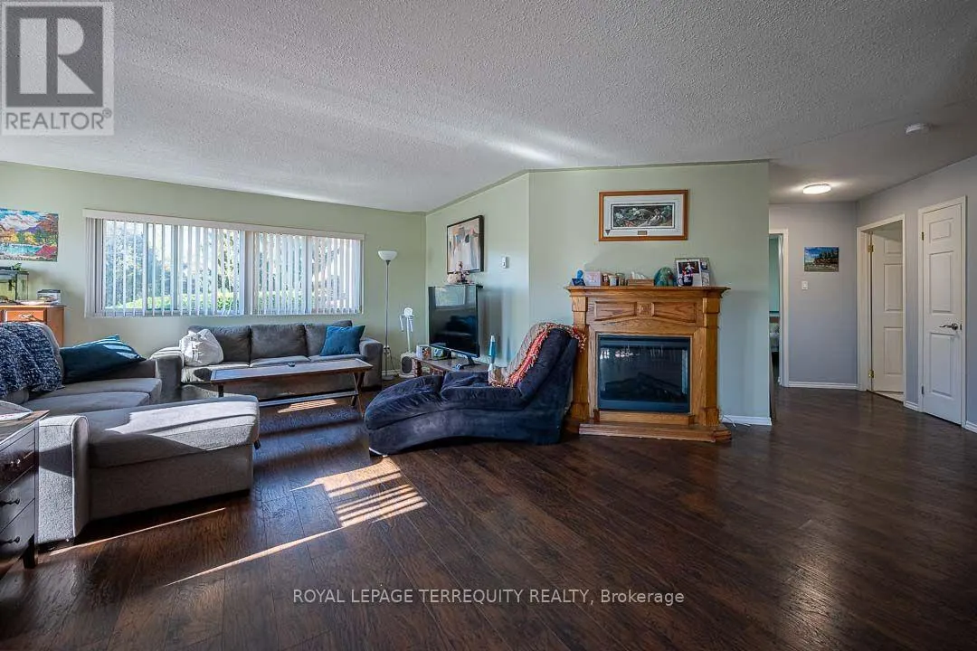 211 - 475 PARKHILL ROAD W