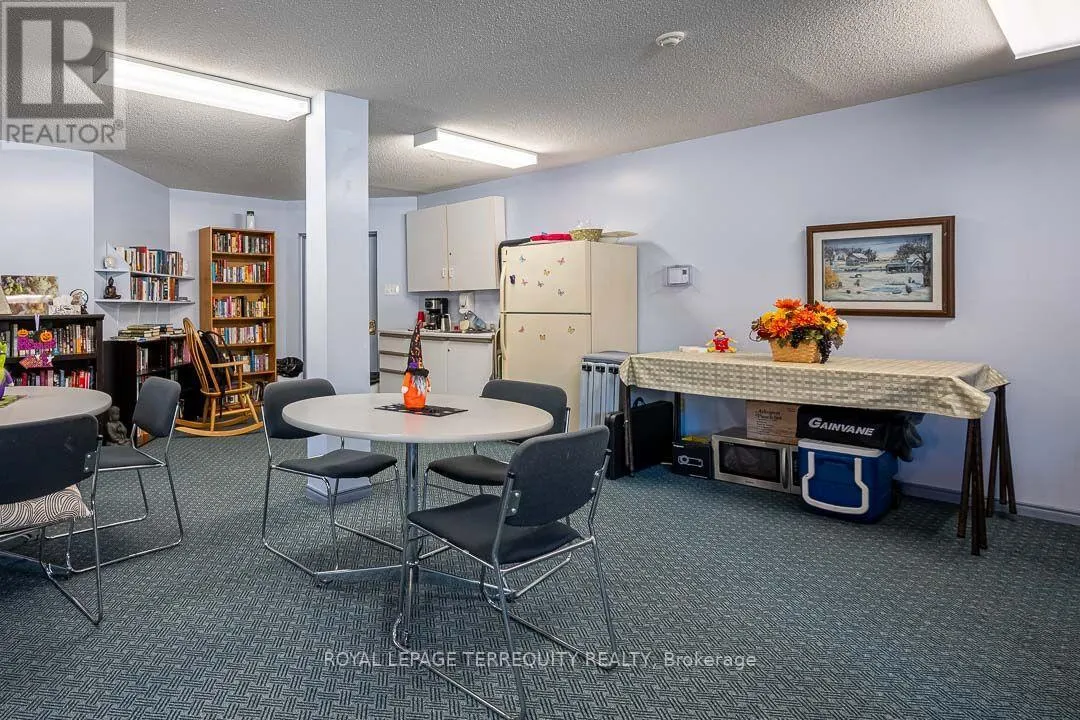 211 - 475 PARKHILL ROAD W