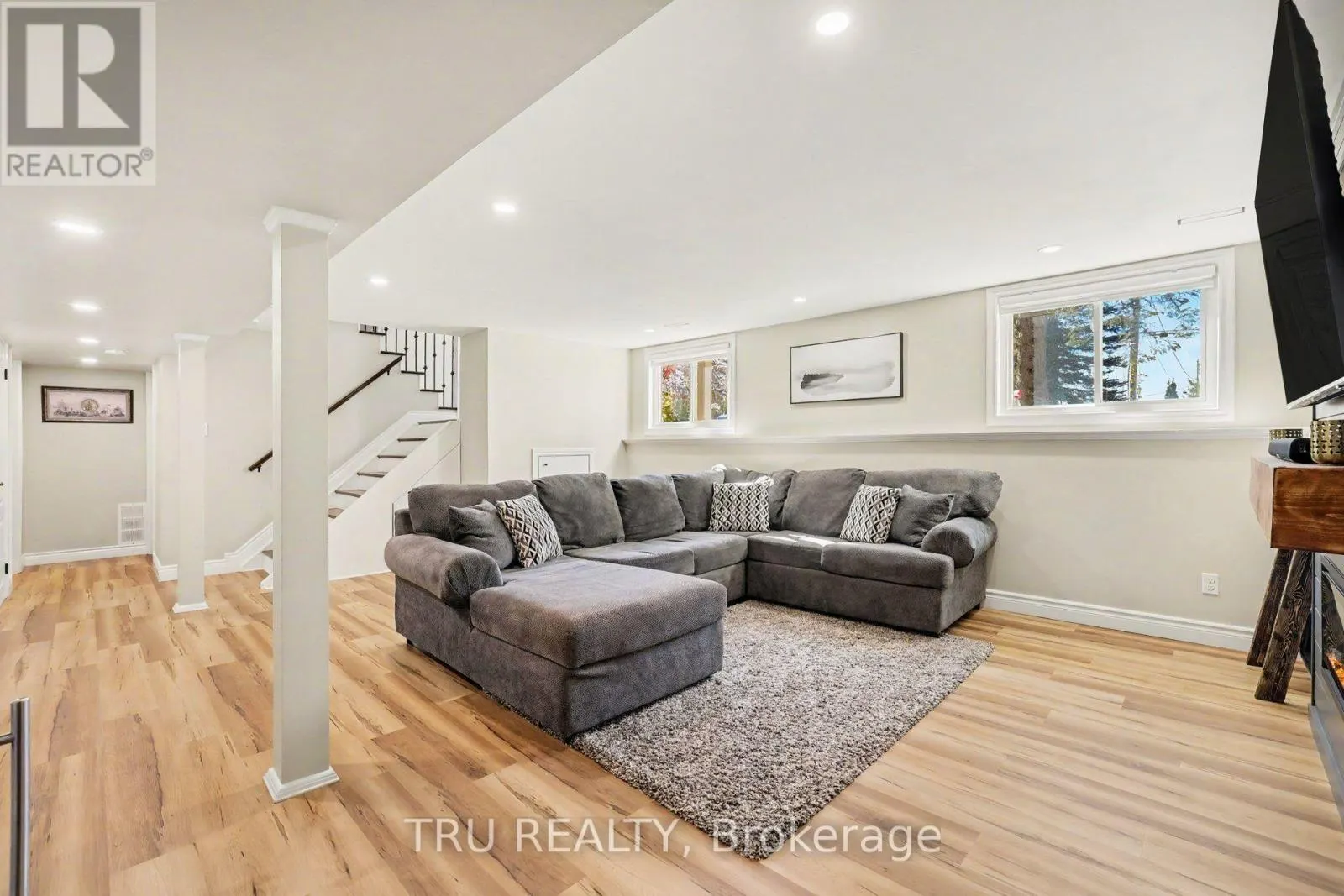 6 OXFORD HEIGHTS DRIVE