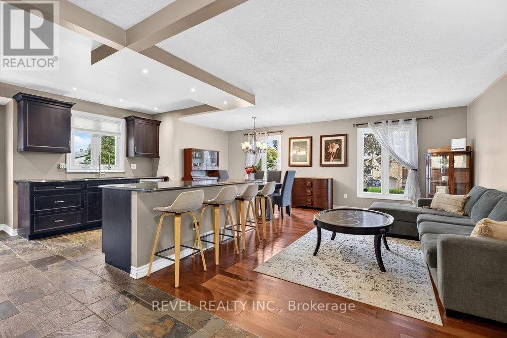 2 LORING CRESCENT