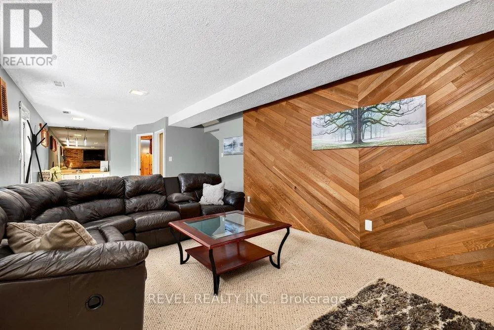 2 LORING CRESCENT