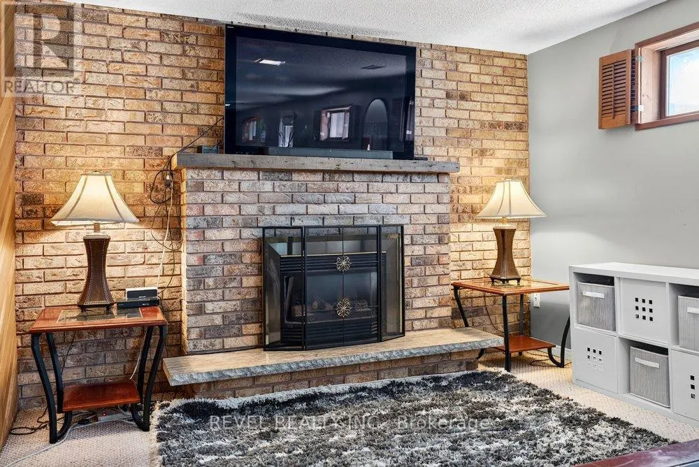 2 LORING CRESCENT