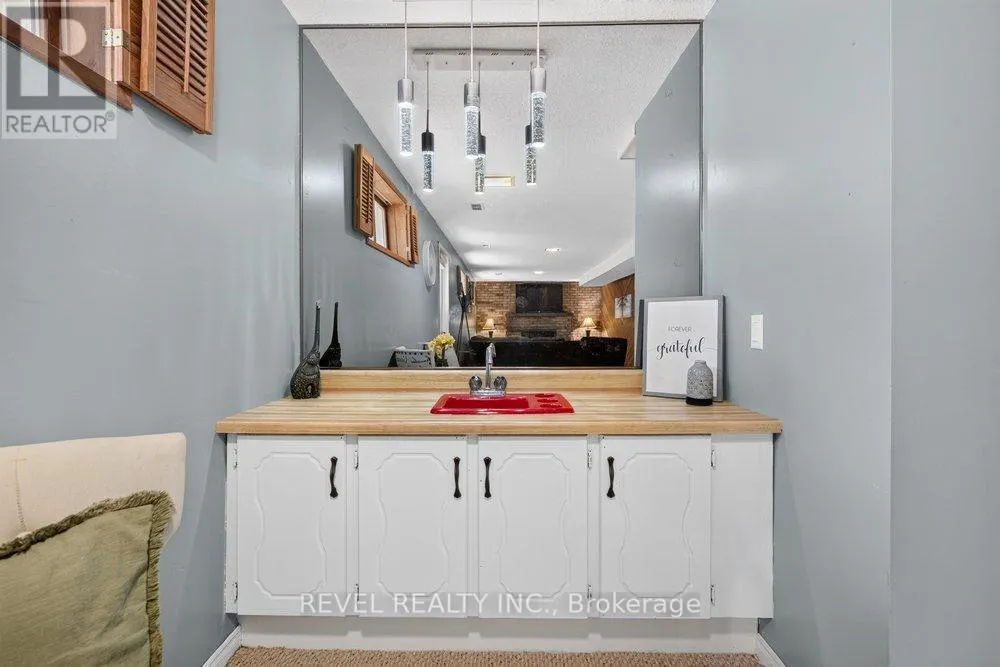 2 LORING CRESCENT