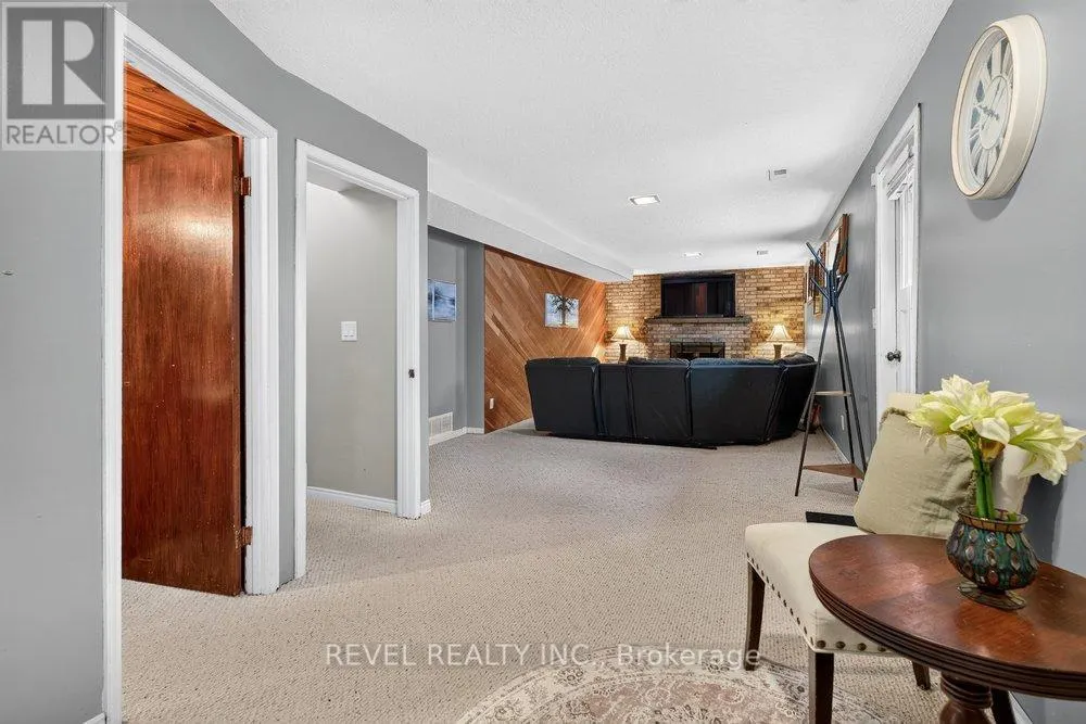 2 LORING CRESCENT