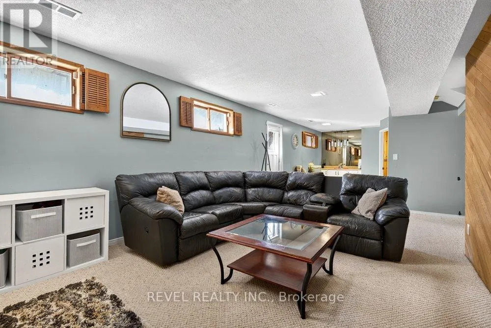 2 LORING CRESCENT