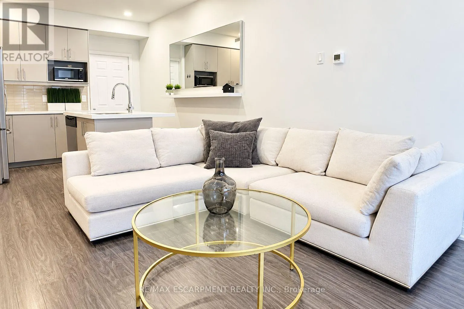 10 - 39 ROBINSON STREET N
