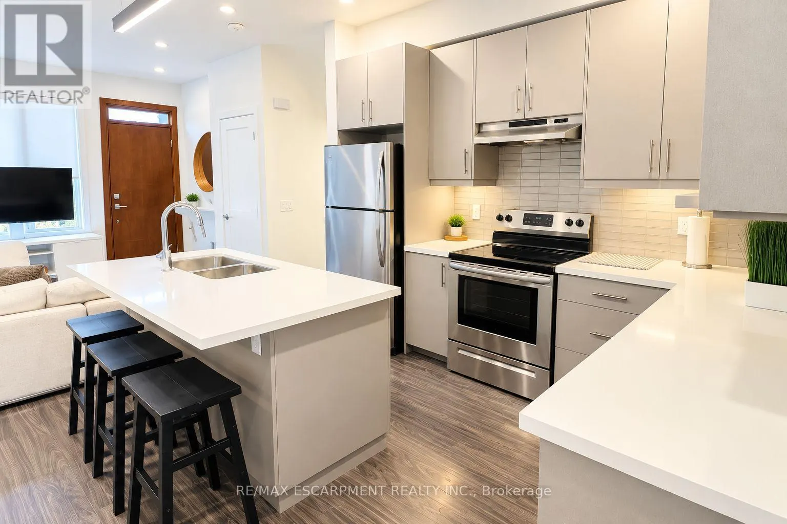 10 - 39 ROBINSON STREET N