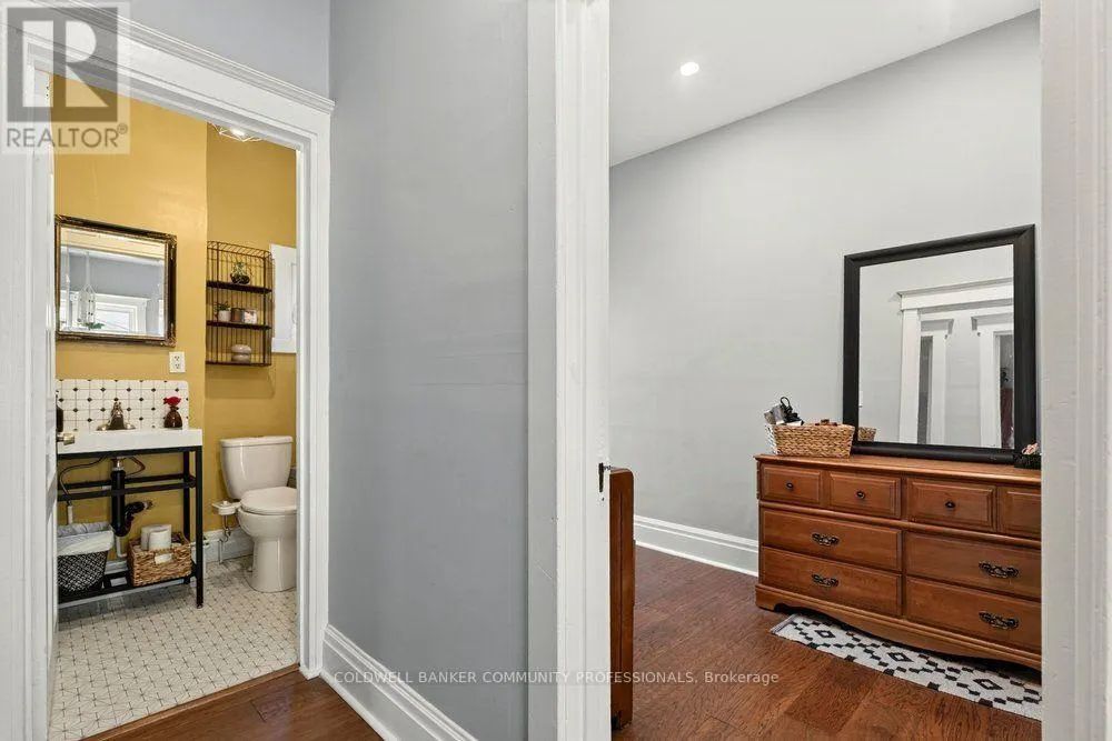 21 BAYFIELD AVENUE