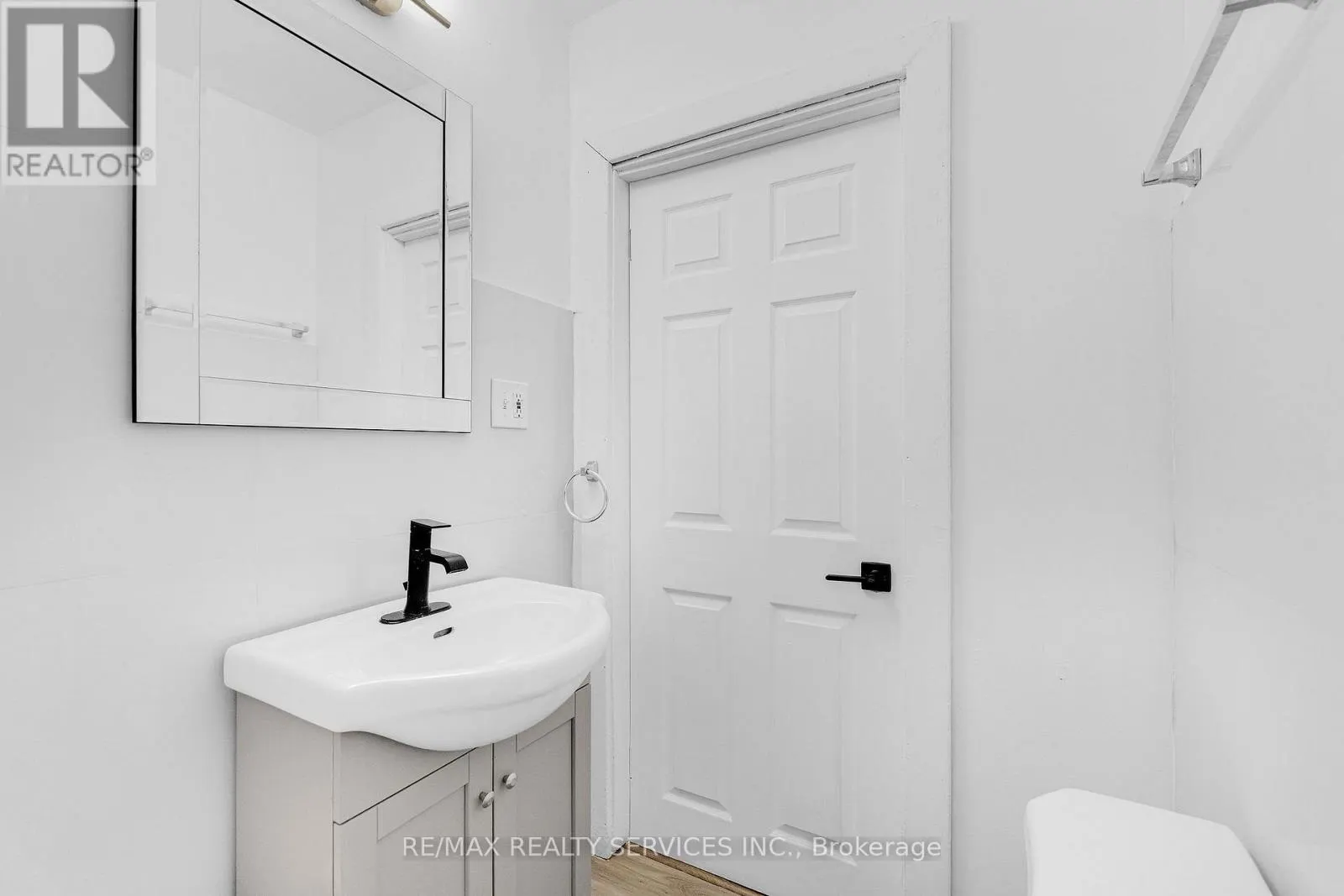 7 - 5 FAIRHOLT ROAD N